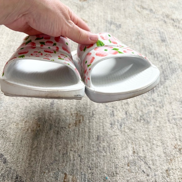OOFOS OOahh Limited Edition Cherry Blossom White Floral Sandals M9/W11 Recovery - Picture 2 of 6